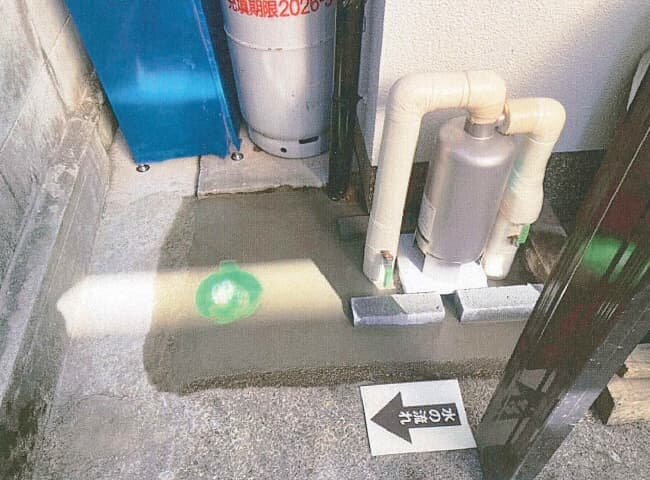 はつり後のコンクリート補修と配管に保温材を施した様子