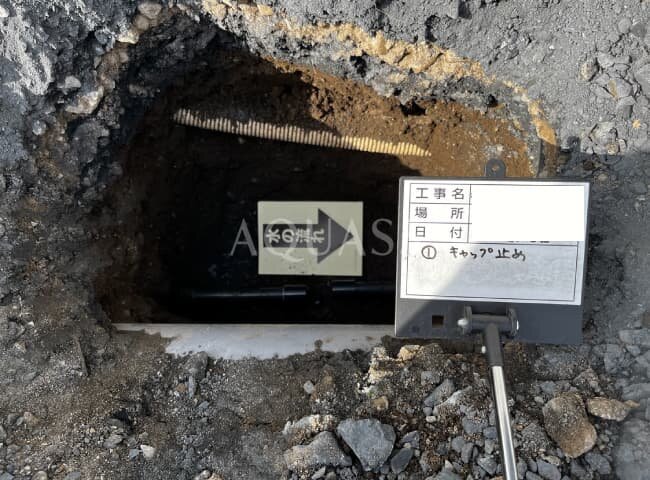 設置予定位置で掘削を行い地中の給水配管を確認している様子