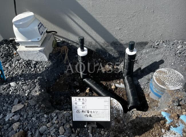 セントラル浄水器接続のため給水配管を立ち上げた状態