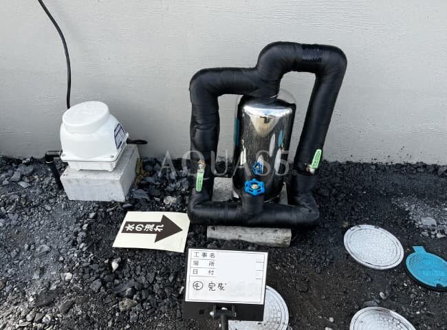 配管に保温材を施工し設置工事が完了した状態