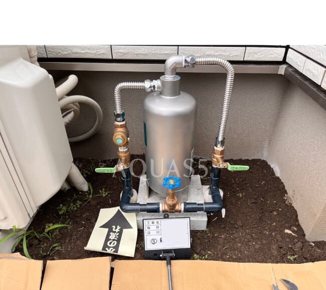 立ち上げた給水配管にアクアス５のセントラル浄水器を接続した様子