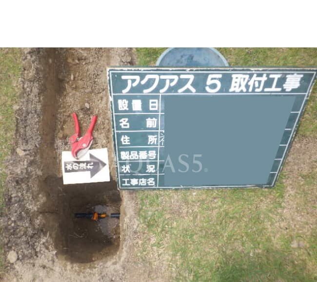 福岡県Yさま邸で給水配管を確認するための掘削作業