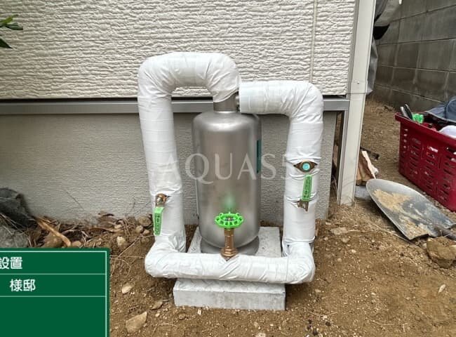 セントラル浄水器配管の保温材施工の様子