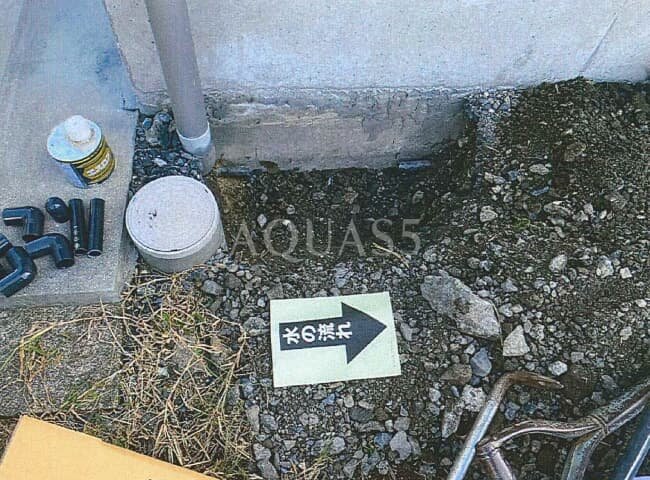 京都府D様宅でセントラル浄水器設置のため建物角を掘削して設置場所を確認する様子